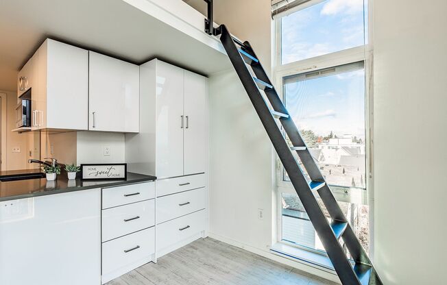 Studio, 1 bath, 190 sqft, $850, Unit 405