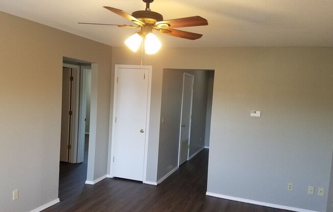 2 beds, 1 bath, 975 sqft, $1,000