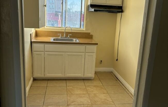 Studio, 1 bath, 450 sqft, $1,400, Unit 6