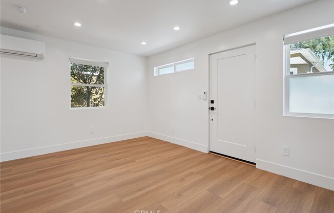 4039 COLONIAL AVE