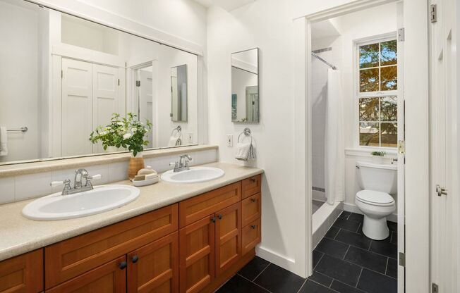 4 beds, 2.5 baths, $6,300