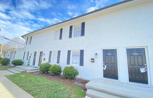 2 beds, 1.5 baths, 832 sqft, $1,100, Unit 874 Oakwood Villa