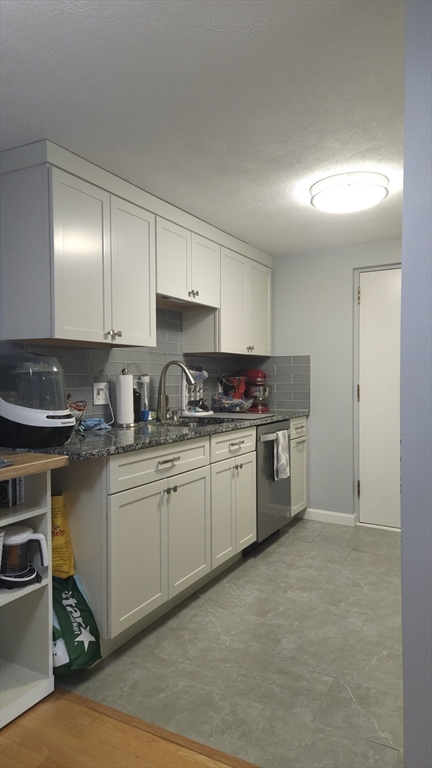 2 beds, 1 bath, 877 sqft, $2,500, Unit 12