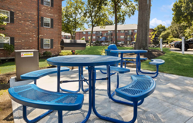 Outdoor Picnic Area at Middlesex Crossing Apartments located in Billerica, MA.