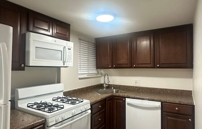 2 beds, 1 bath, 905 sqft, $1,300, Unit 5490-B