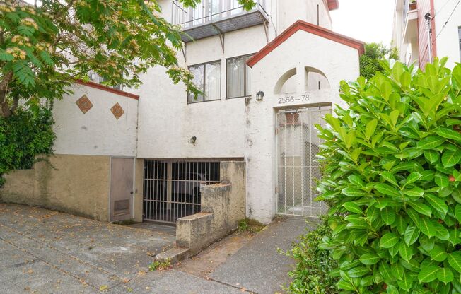 2 Bedroom Condo Close to UC Berkeley!
