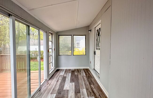 Lovely 3-bed Single Family Home in Hamden! Gorgeous Hardwood Floors throughout!