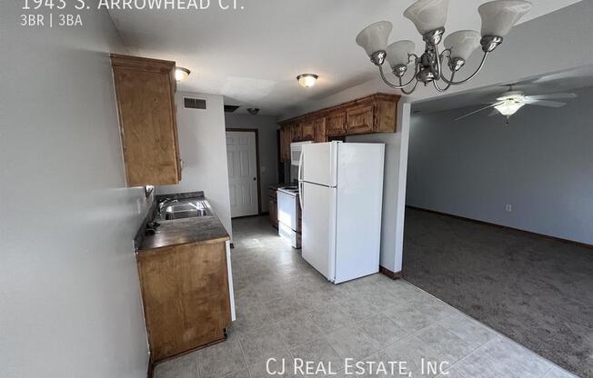 1943 S ARROWHEAD CT