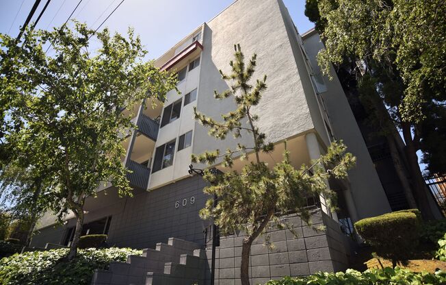 1p023 - Ivy Crest Apartments