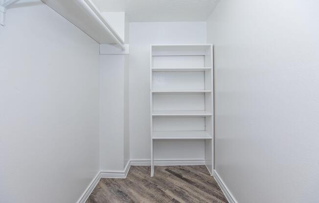 2 beds, 1 bath, 880 sqft, $943