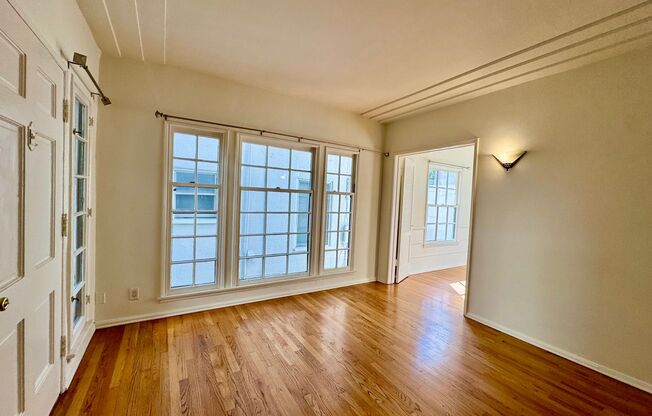 Sun-Filled 2-bed 1-bath Second Floor short stroll to Cedars-Sinai, Robertson Blvd, Beverly Center