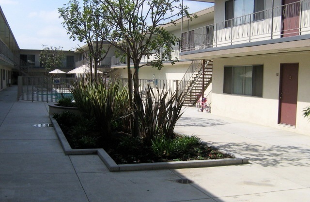 2 beds, 1 bath, $2,450, Unit 3344-20