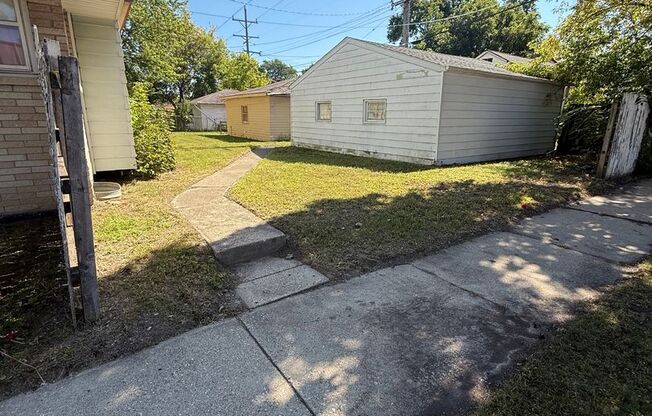 3BR SINGLE FAMILY HOME, YARD, GARAGE, FULL BASEMENT! GREAT HOME, VERY HANDY LOCATION!