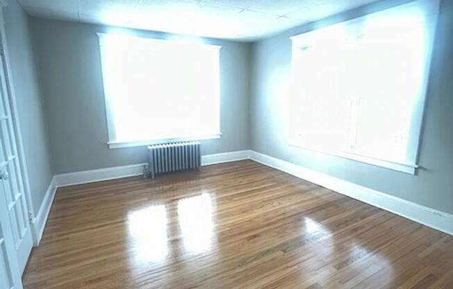 3 beds, 1 bath, $1,775, Unit 205 Belmont Unit #4L