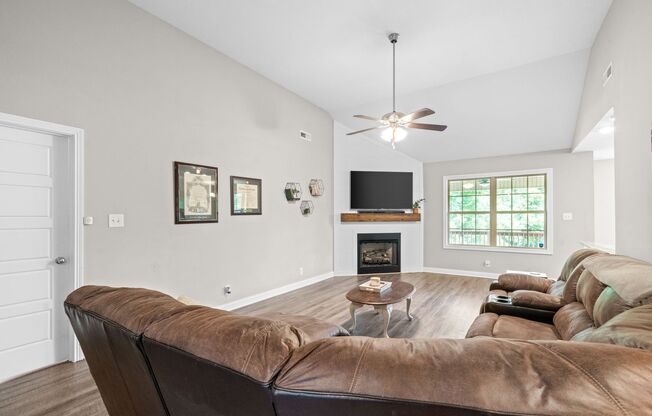 3 Bed 2 Bath Home For Rent Near Downtown Clarksville!