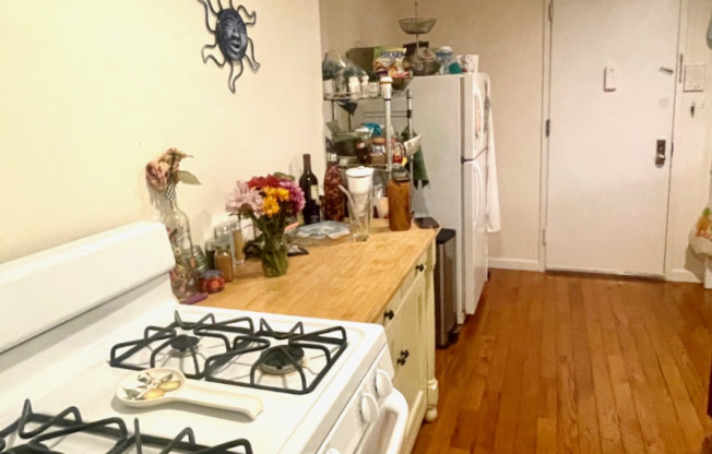 2 beds, 1 bath, $3,095, Unit 6