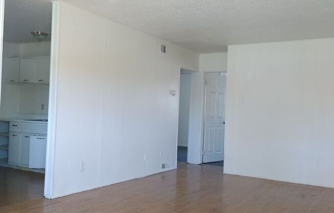 2 beds, 1 bath, 575 sqft, $595, Unit 440 Winfield-Unit 13