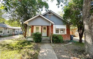 Charming 2/1 with an additional living room or a 3rd bedroom room