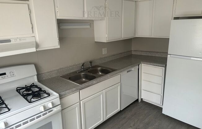 2 beds, 1 bath, $875, Unit 8038