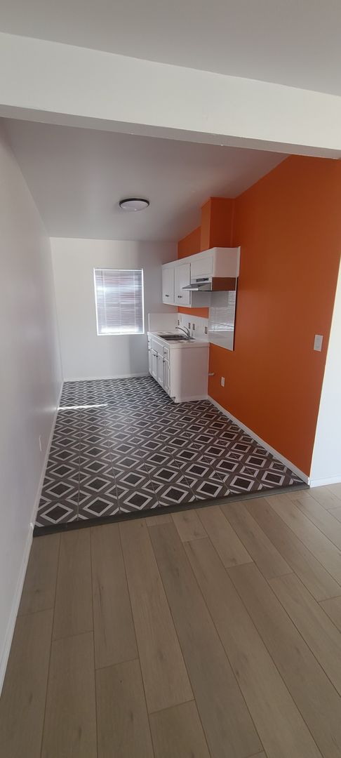 2 beds, 1 bath, $2,450, Unit Unit 7