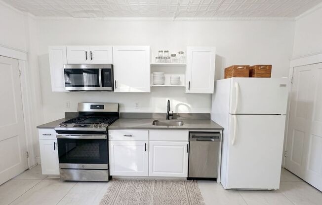 2027! Off Campus Charles Village 4bd/1ba Home with W/D, HW and more!