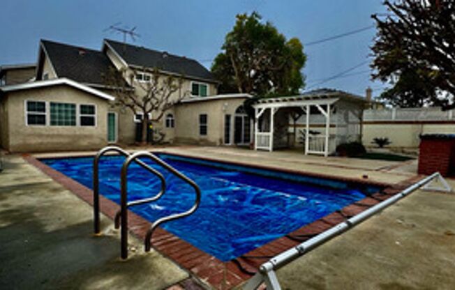 5 Bedroom 3 Bathroom Single House in Los Alamitos CA 90720!!