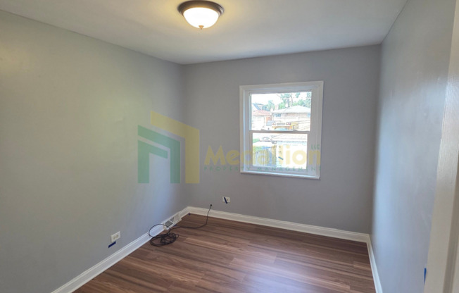 Welcome to 1702 W Edmaire Avenue in Morgan Park – Mobility Area Home near 115th & Vincennes!