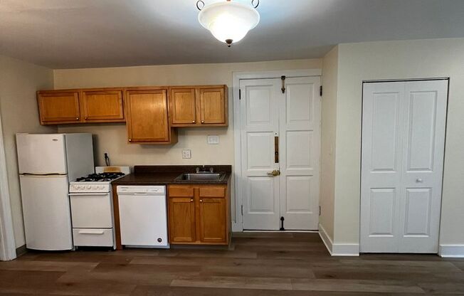 1 bed, 1 bath, 572 sqft, $1,325, Unit Old King Edward 1