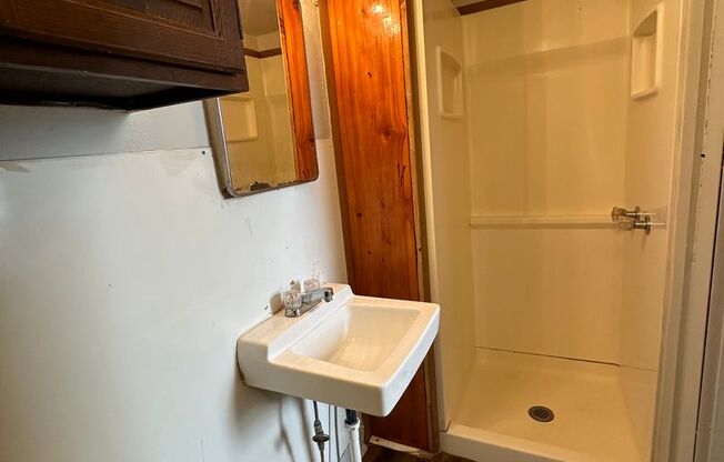 1 bed, 1 bath, $825, Unit 914 Roberts St