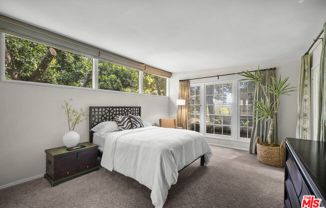 2377 N BEVERLY GLN BLVD