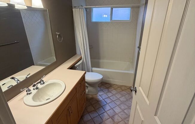 Tastefully Updated 2bd 2bath Queen Anne Condo for Rent!