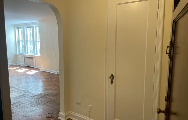 1 bed, 1 bath, 768 sqft, $1,385, Unit Royal York 112