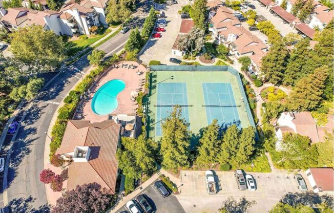 Stylish 2-Bed Condo in Gated Mesa Verde Community – Prime Hayward Location!
