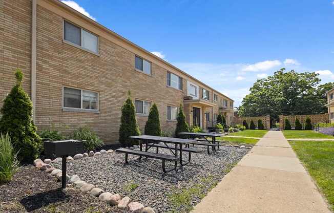 Outdoor picnic and grill area at Monon Court apartments, a pet-friendly community in Broad Ripple near the Monon Trail