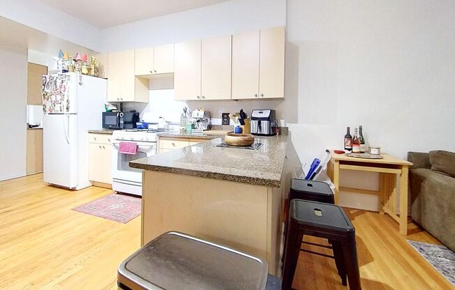 2 beds, 1 bath, 890 sqft, $2,700, Unit 1333 2B