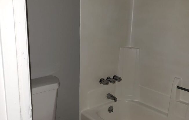 3 beds, 1 bath, 890 sqft, $1,675, Unit 505 H1