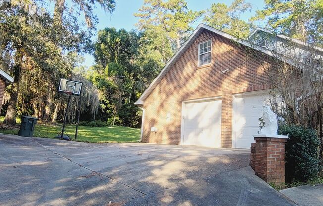 SPACIOUS NE 4/2.5 w/ 2741 sq ft, Garage, Screened Porch, Spa Tub, Stainless Steel Appliances, & Huge Yard Available NOW for $3250/month