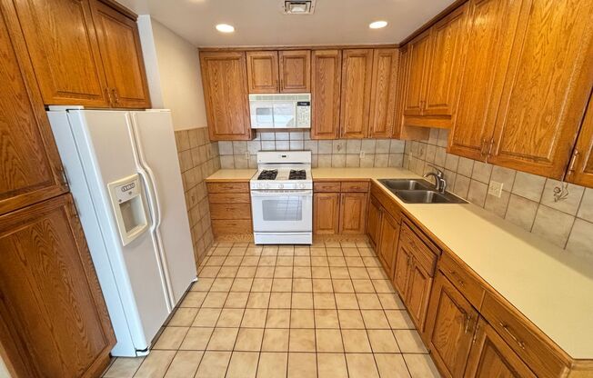 Beautiful 3BED/2BATH Townhome located in Spring Valley w/ Private Pool