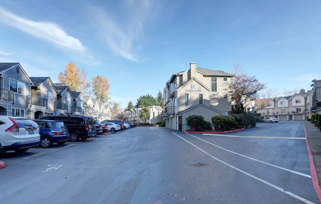 Luxury 2BR 2.5BA Townhouse Style Condo @ Lochshire on Forbes Creek