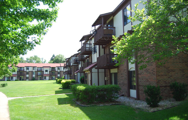 Courtyard Open Lawns at Madeira Apartments, Michigan, 49001