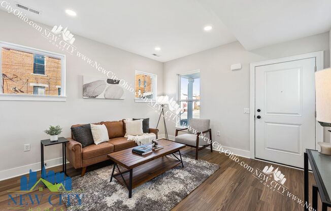 2 Bedroom, 1.5 Bathroom King-Lincoln/Bronzville Home with Off-Street Parking!