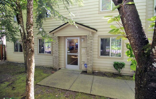 Gorgeous, Clean, and Updated 3 Bedroom Condo in SE Gated Community!