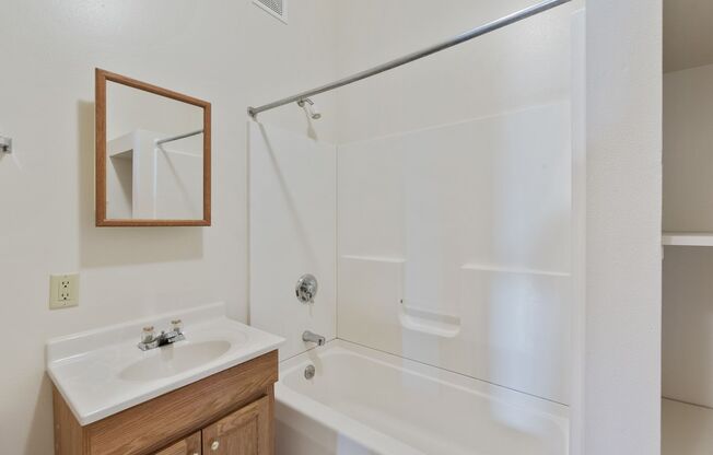 3 beds, 2 baths, 1,700 sqft, $1,600, Unit 06