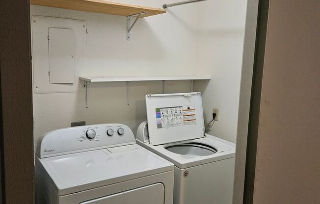 Premium Scottsdale Location, Easy access to the 101 or the 202 and minutes to the airport!! 2 story with a garage, each room has its own bathroom!!! All appliances!!! Community Pool!!!