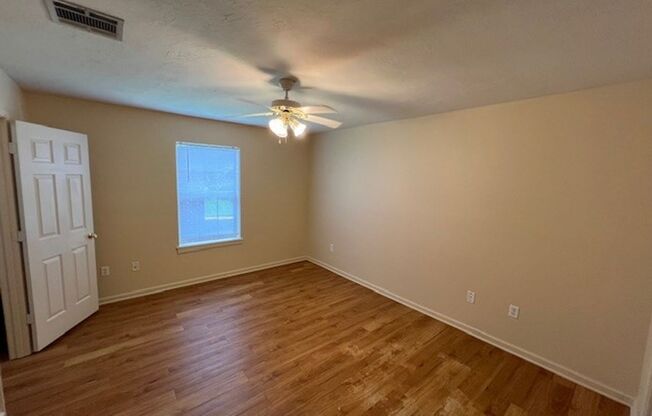 2 beds, 1 bath, $825, Unit 4214 Center -1