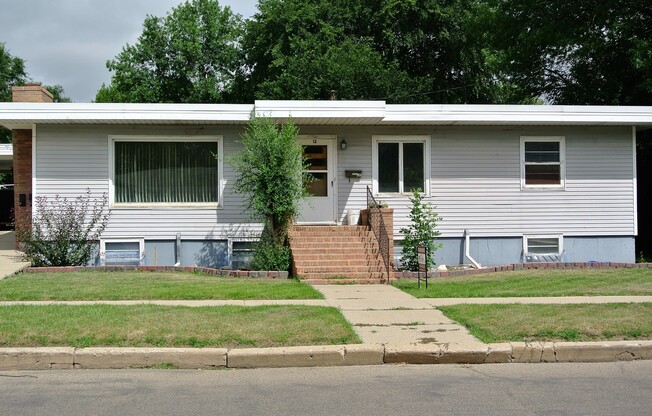 4 beds, 1.5 baths, $1,295, Unit Main floor