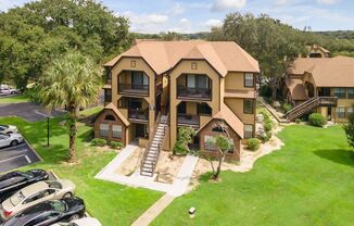 1/1 Condo in GATED ~ LAKEFRONT community in Altamonte Springs ~ Beautiful Amenities!!