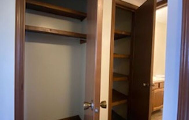 2 beds, 1 bath, $895, Unit Apt B