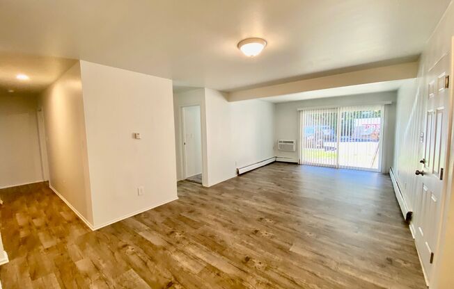 2 beds, 1 bath, 1,000 sqft, $1,295, Unit 112