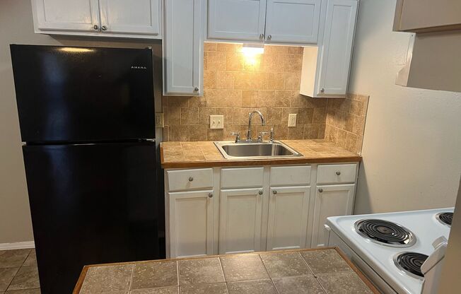 1 bed, 1 bath, $650, Unit 7 LRE#9